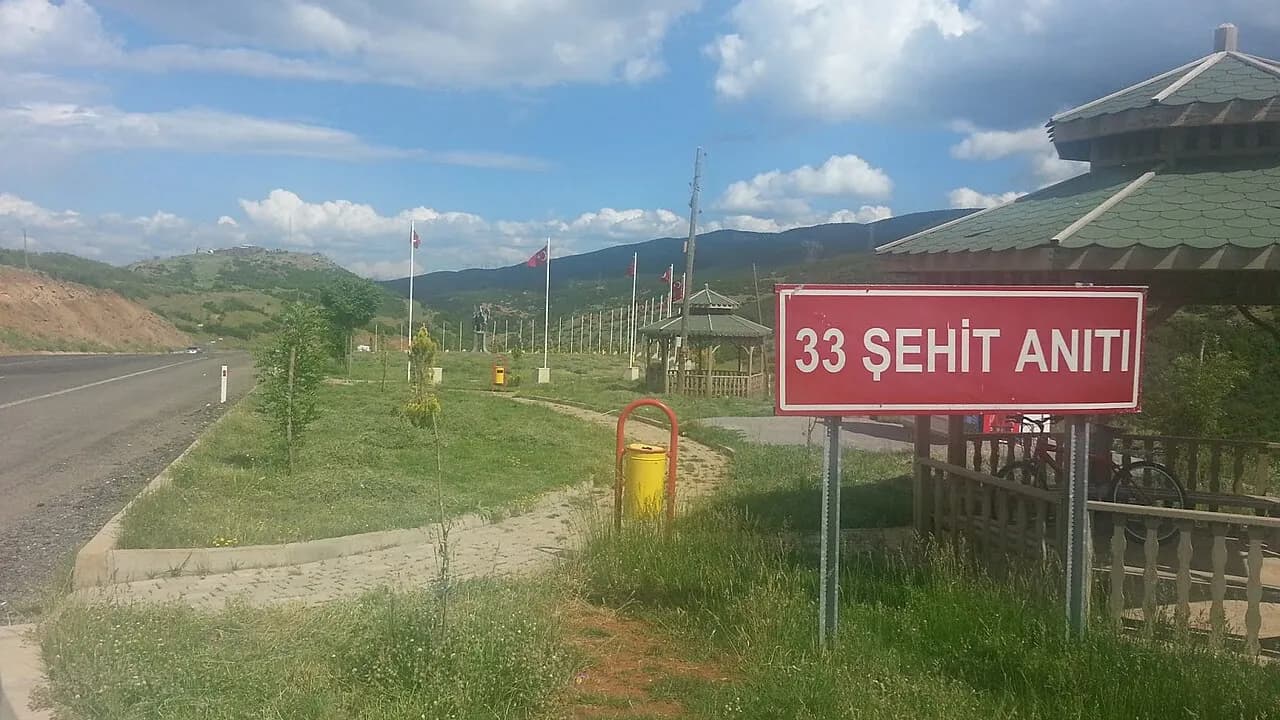 Памятник 33 павшим