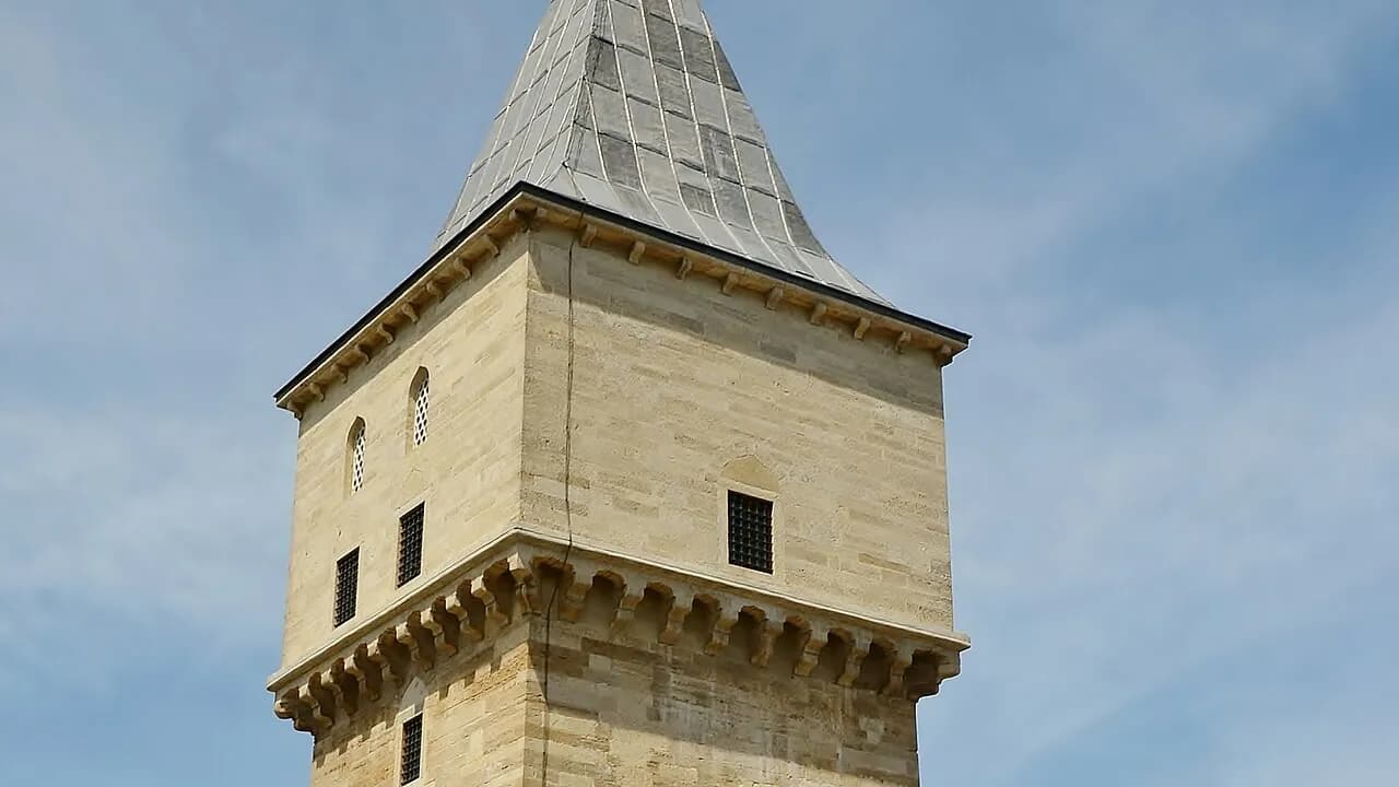 Justizpavillon (Adalet Kasrı) und Sarayiçi