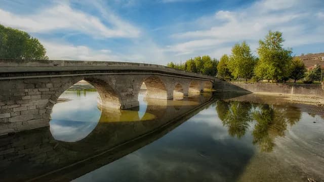 الجسر الحجري التاريخي (طاش كوبرو)