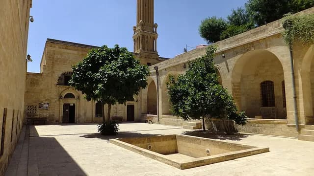 Şehidiye Camii ve Medresesi